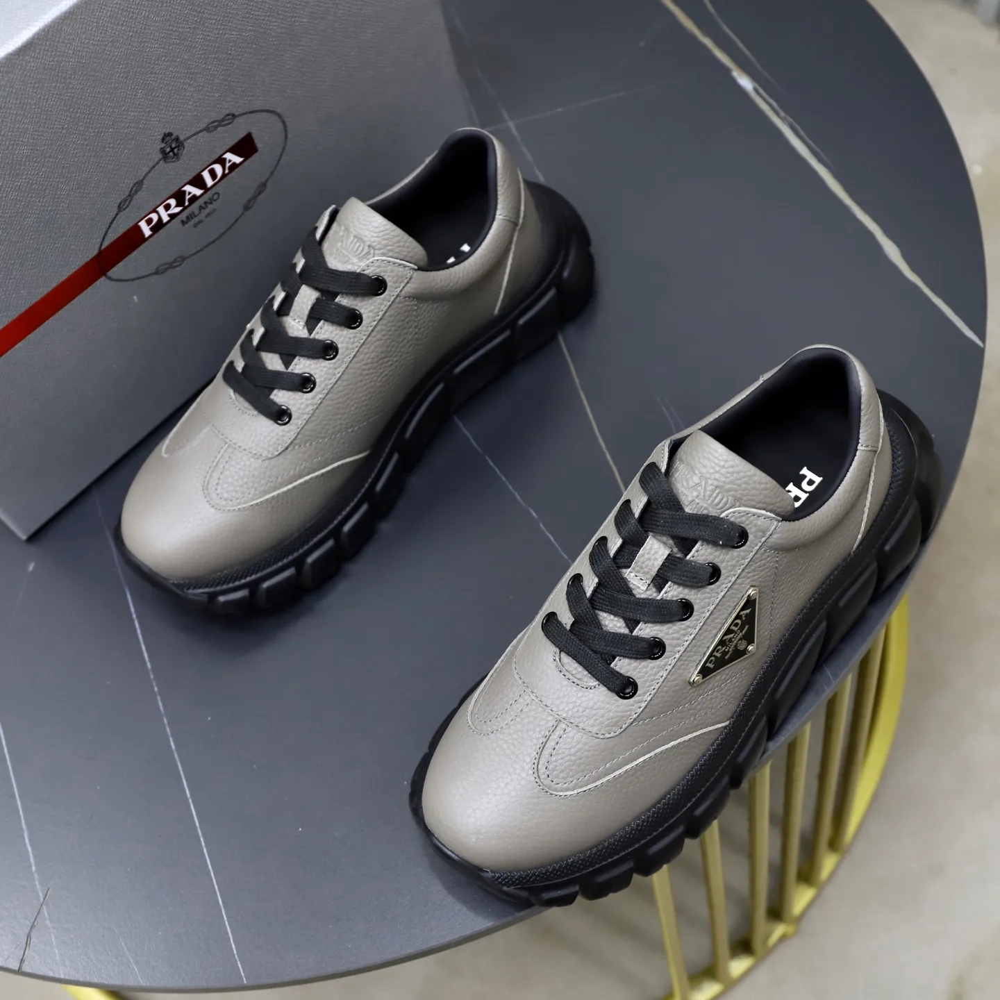 Factory price: 720💰Top original order Brand: PRADA (Prada) Standard code: Men's size 38/44 (45 can be customized) Grade: Same as the official website Material: Original cowhide stitching, cowhide lining, original combination two-color wear-resistant soft outsole Style category: casual sports version, young fashion, European and American trend, British style Color: actual picture color